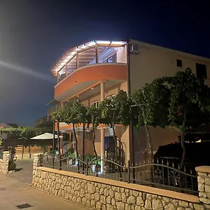 Gasthof Cozy Neda Near The Sea, Pakoštane